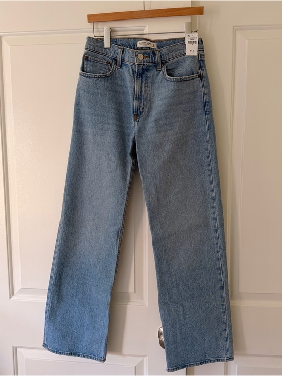 Abercrombie & Fitch Denim - Abercrombie & Fitch High Rise 90s Relaxed Jean in Light Wash *New with Tags*